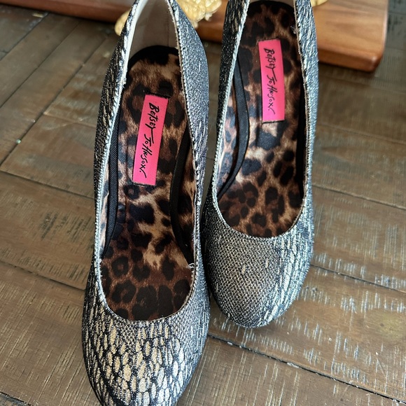 Betsy Johnson platform heels. Size 6 new! - Picture 4 of 6